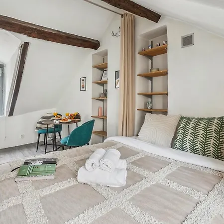 Daire Place Des Vosges & Le Marais - Cityapartmentstay *