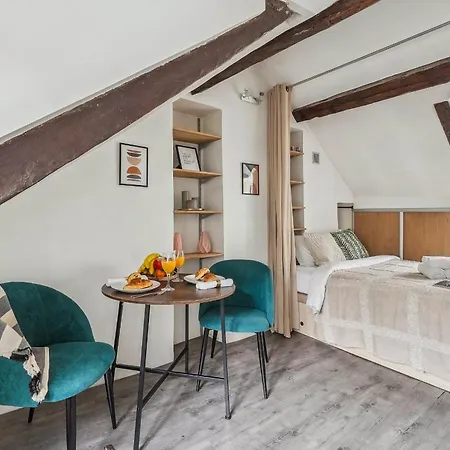 Daire Place Des Vosges & Le Marais - Cityapartmentstay *